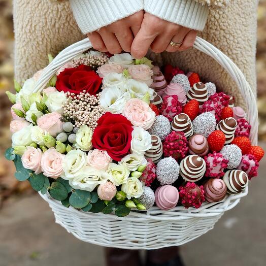 Basket M with strawberries and colors Berry Mood 2