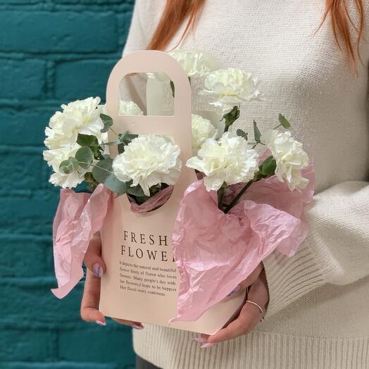 Композиция из белой гвоздики (диантус) и эвкалипта