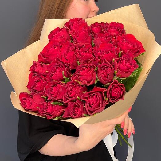 Букет 25 красных роз 40см в крафте