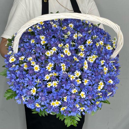 Васильки и ромашки в корзине