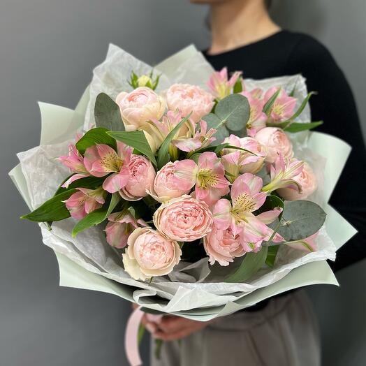 Авторский букет с пионовидной розой, альстромерией и эвкалиптом