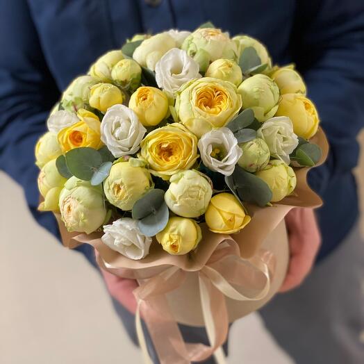 Пионовидные розы в крафт коробке