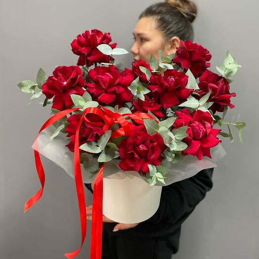 Яркие французские розы с эвкалиптом, в шляпной коробке 🍀