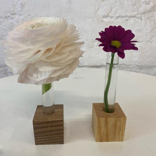 Цветок в колбе