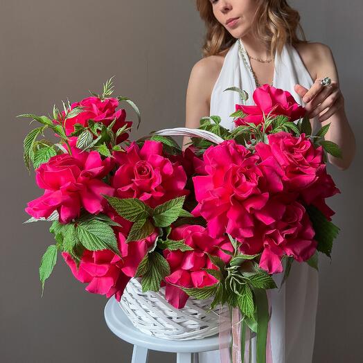 Basket with fragrant pink roses, size L
