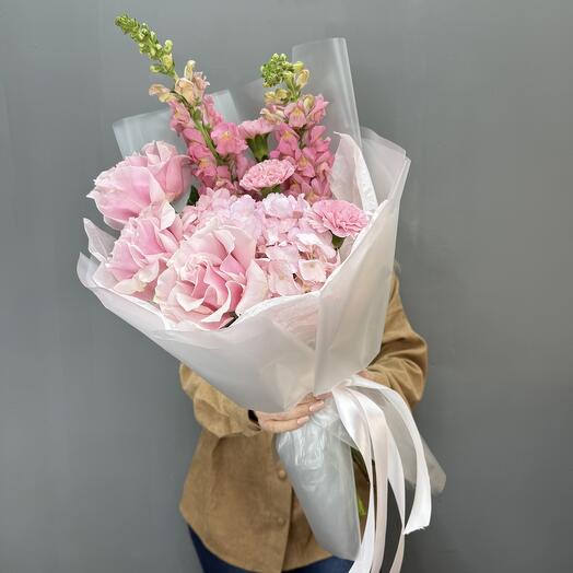 Букет с гортензией, французской розой и антирринумом