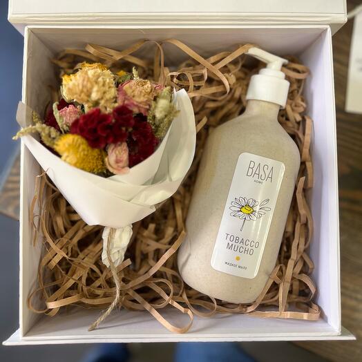 Подарочный набор с мылом ручной работы и букетом из сухоцветов