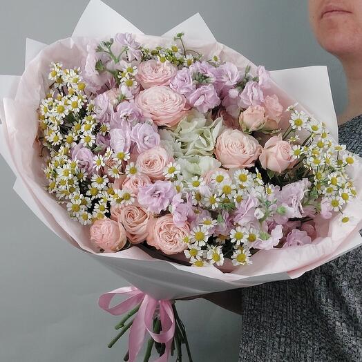 Воздушный букет с кустовой ромашкой и нежной маттиолой