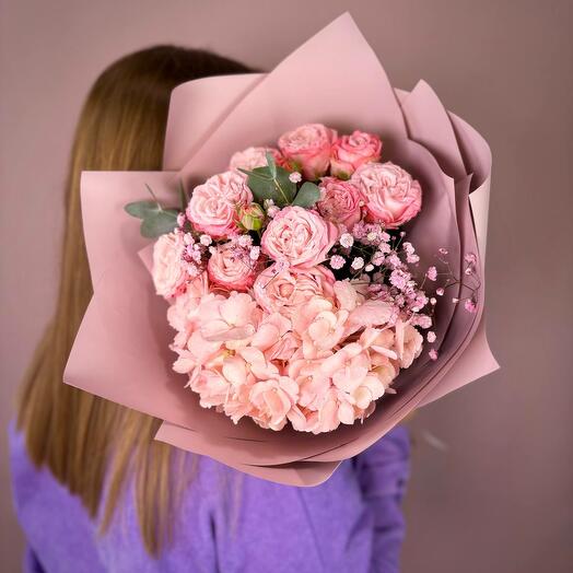 Розовая гортензия с пионовидными розами с эвкалиптом. Scandi Flora 132