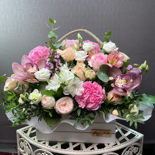 Композиция в деревянном ящике