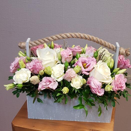 Композиция в ящике с белой розой и розовой эустомой