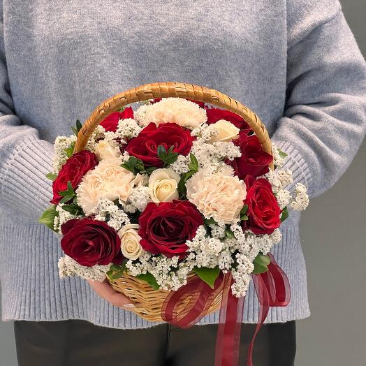 Корзина с красными розами