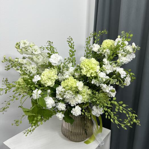 Авторский букет из маттиолы, диантусов и дельфиниума