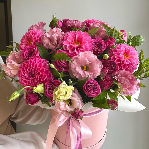 Dahlias, eastoma, pionivate bush roses in the composition "Raspberry mood"