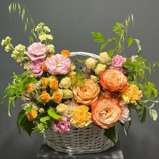 Корзина с пионовидными розами и маттиолой 64