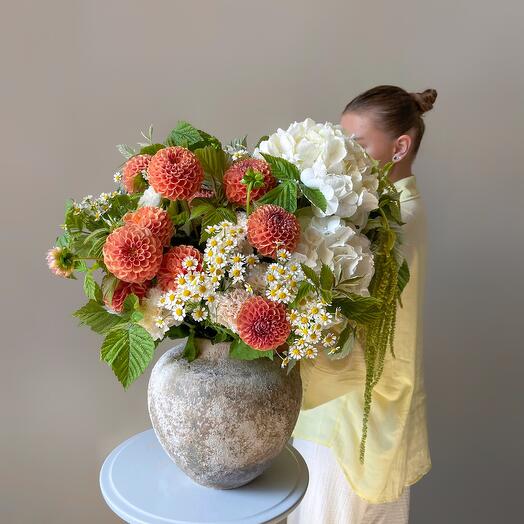 Интерьерный букет с оранжевыми георгинами и белой гортензией размер XL