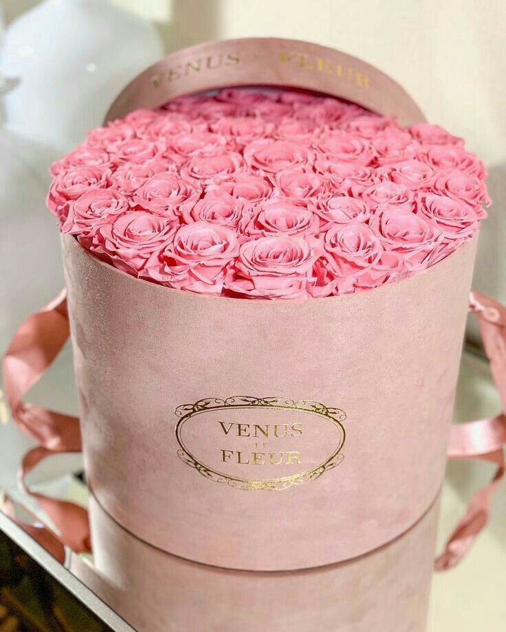 Яркий букет в коробке 🌷