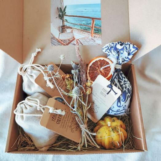 Gift set for mom "warm" with herbal tea, mint and a bee of bee wax