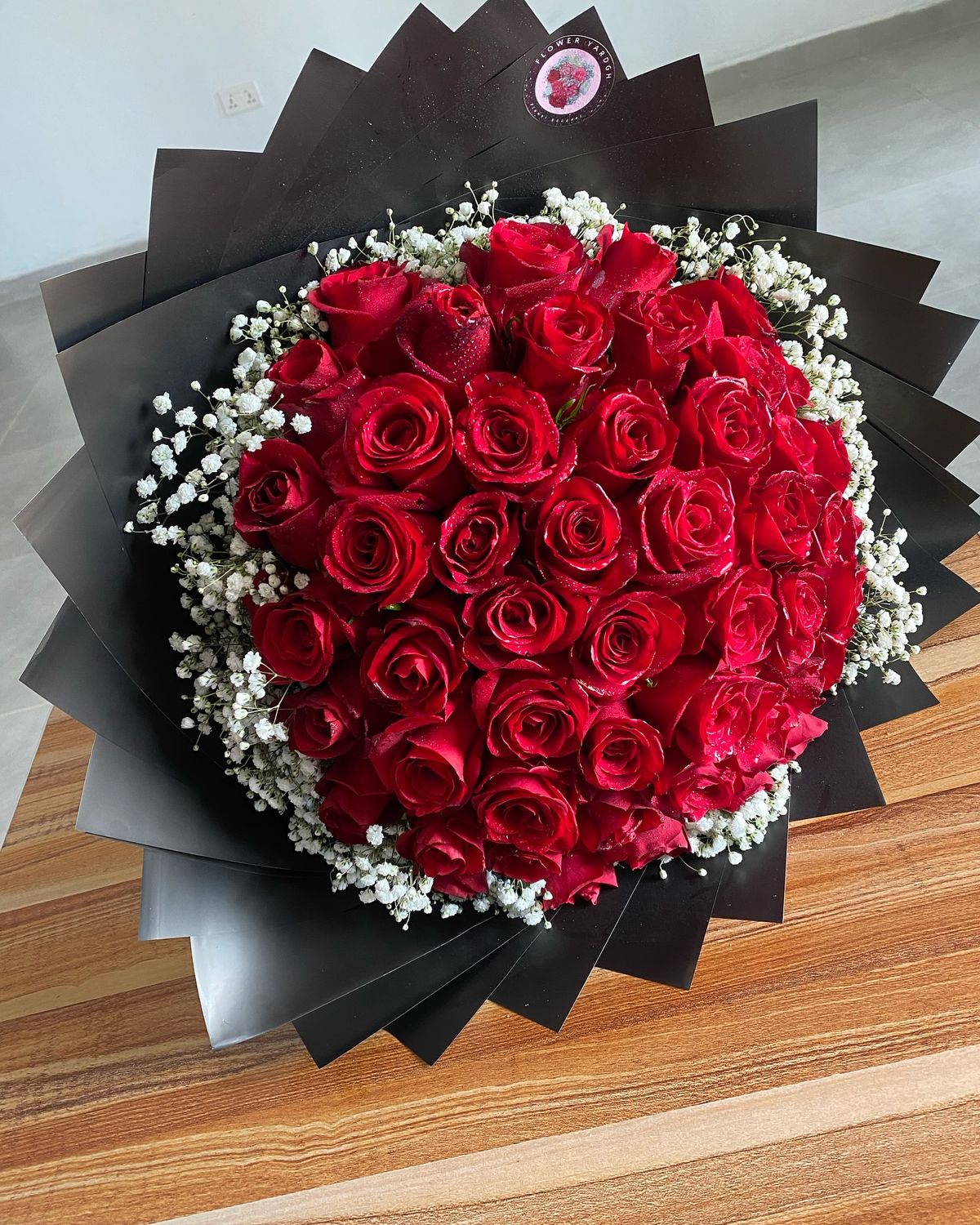 Luxurious bouquet of 101 roses 🌹