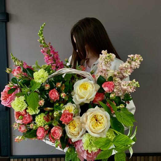 Корзина с пионовидными розами, альстромерией и листьями малины