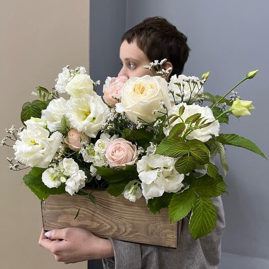 Ящик с цветами в светлых оттенках 🤍