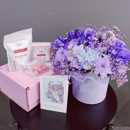 Цветы в коробке Ты мой Космос с Ирисом+ подарочный набор из 3-х предметов