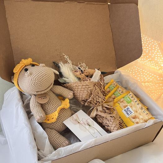 Подарочный бокс «Внимание с душой» бегемотик ручной работы+ шоколад Ritter sport+ букетик из сухоцветов