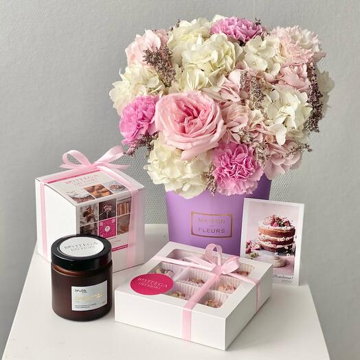 Gift set: flowers with hydrangea, Belgian chocolate, candle and postcard in the assortment | Bouquet 52 Bottega Dei Fiori