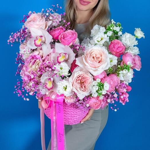 Корзина с цветами. Японская пионовидная роза Тсумугии (Tsumugi). Композиция 3007. Leoraflowers