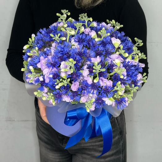 Fragrant mattiol and cornflower in the box