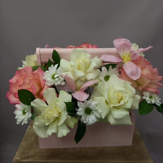 Цветы в деревянном ящике для жены