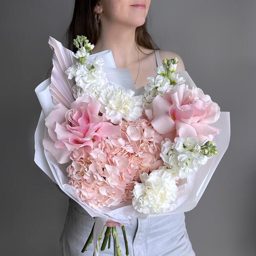 Нежный букет  французская роза, гортензия, маттиола и пальма