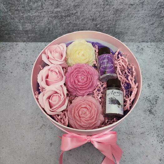 Коробочка подарочная из мыльных роз свечек и соль для ванны лаванда