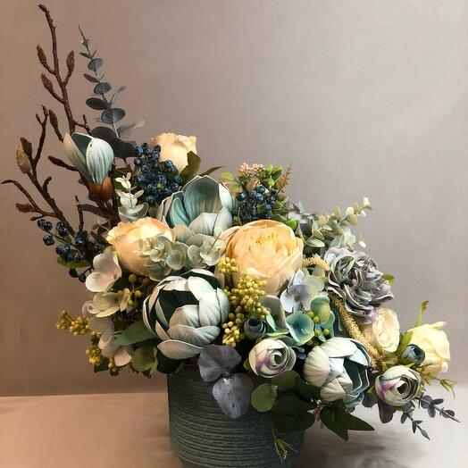 Композиция из искусственных цветов в бирюзовом кашпо