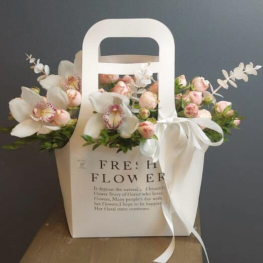 Цветы в коробке элегантные орхидеи