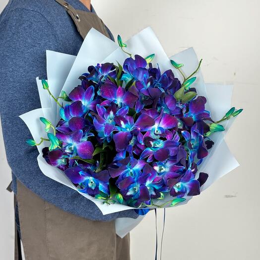 Букет из синих орхидей Космос в руках. Букет 240 ALMOND ROSES