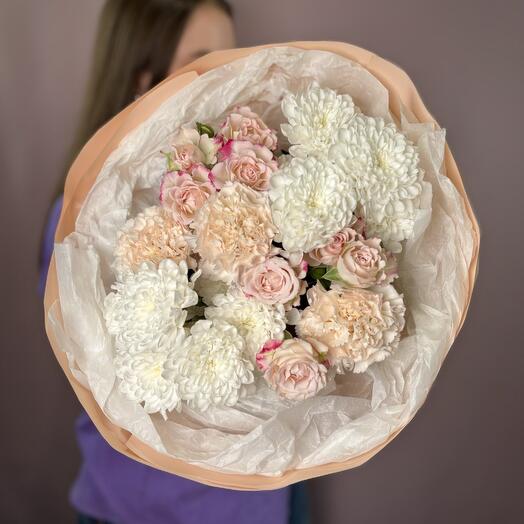 Author's bouquet with white chrysanthemums, bush roses and diatus. Art 213