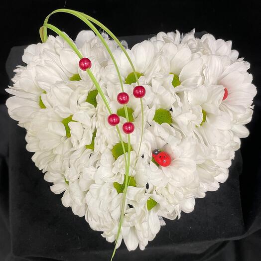 Сердце из хризантем