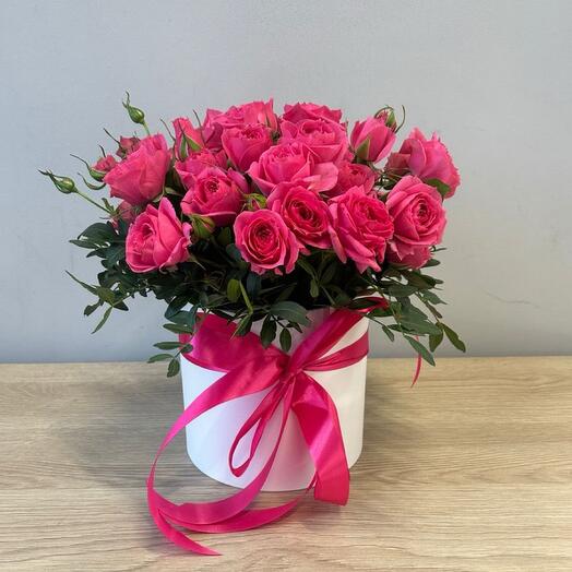 Коробка с яркими кустовыми розами