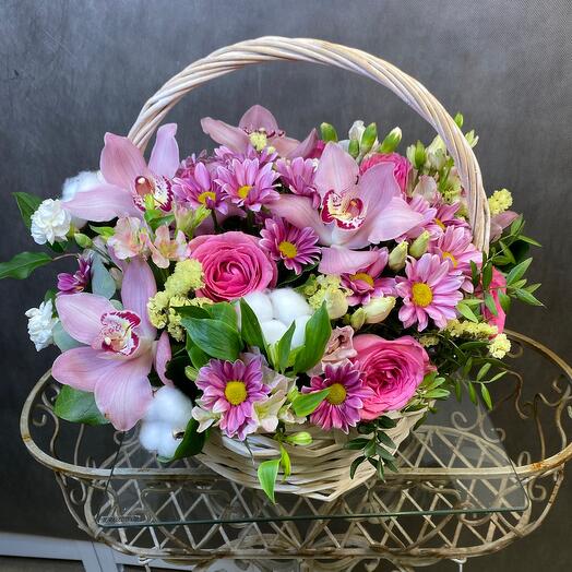 Корзина с цветами орхидей