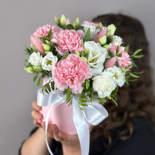 Цветы в коробке Ля флер с диантусами и эустомой