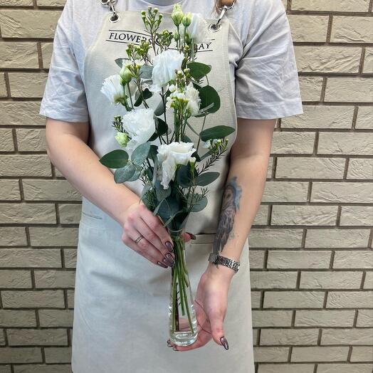 Composition on a table of fresh flowers