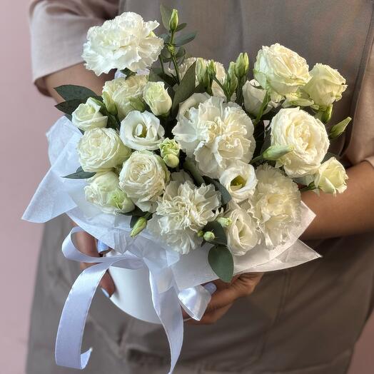 Коробочка с белыми розочками эустомой и диантусами