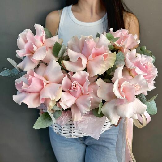 Корзина с цветами: нежные французские розы с ароматным эвкалиптом