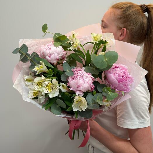 Букет ароматные пионы, альстромерия и эвкалипт