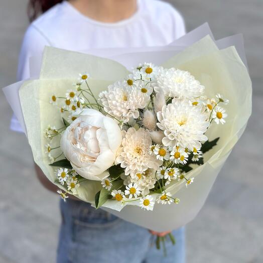 Field bouquet compliment with peonia and chamomile.