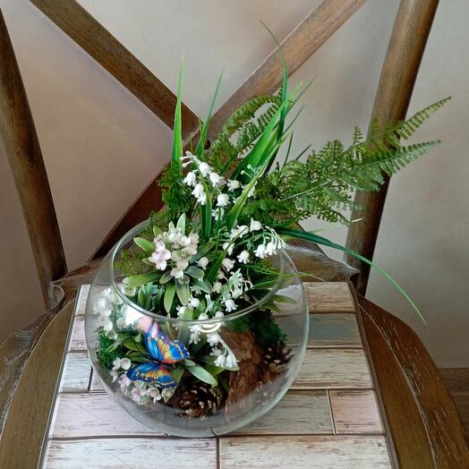 Композиция в стекле из искусственных цветов, коры, мха