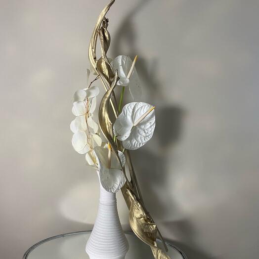 Бело-золотая композиция с вазой