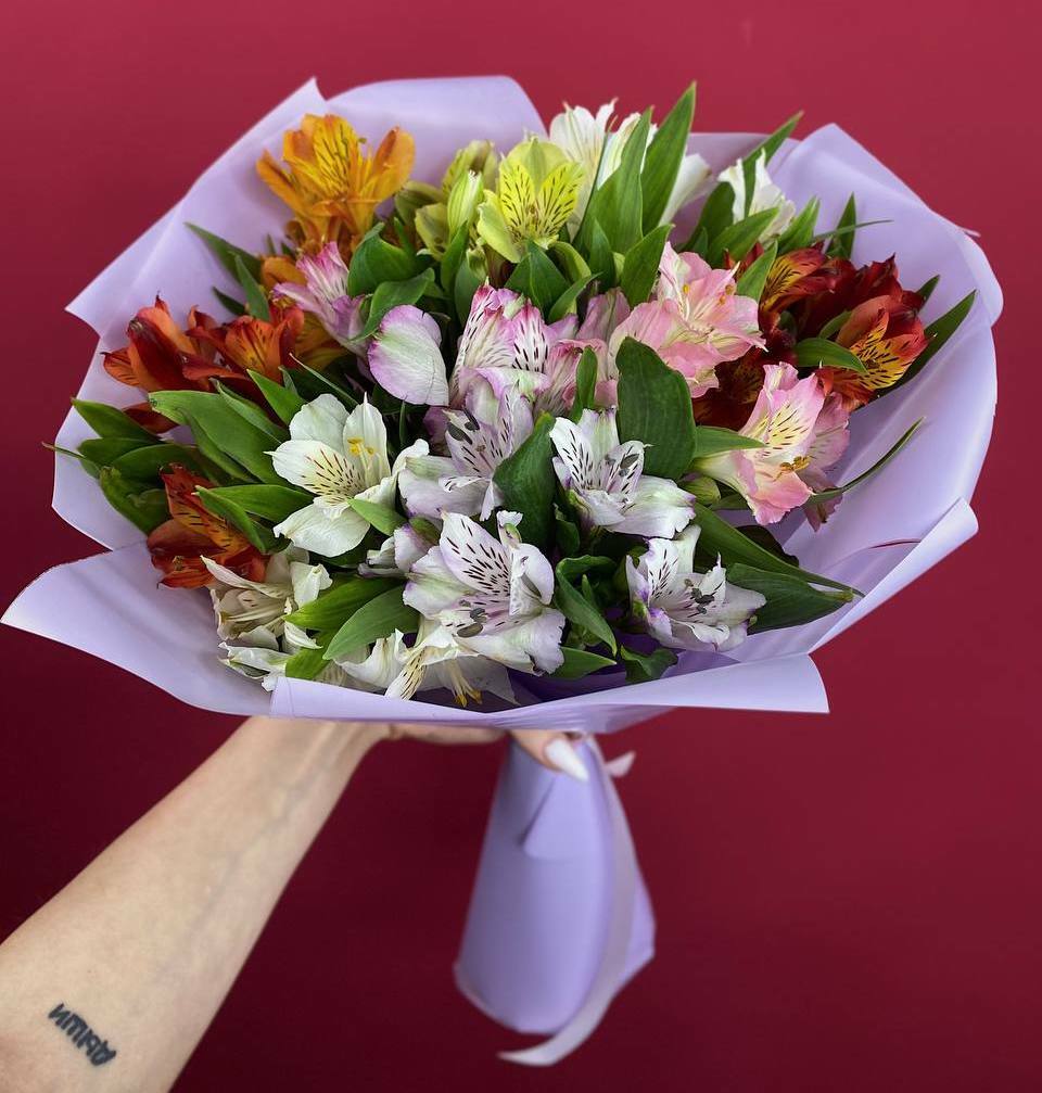 9 альстромерии