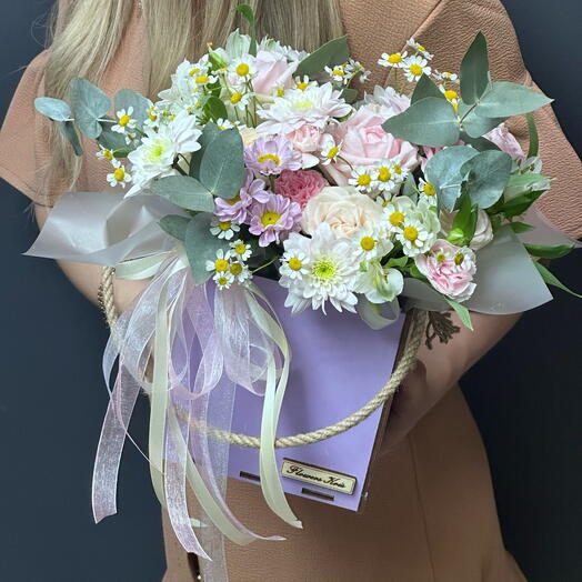 Композиция с цветами в ящике